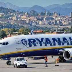 Samolot Ryanair z Dublina do Krakowa awaryjnie lądował w Berlinie - fałszywy alarm bombowy