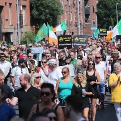 Protesty w Dublinie przeciw przepustkom covidowym