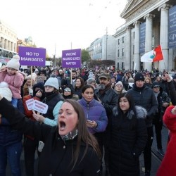Protest w Dublinie przeciw dyskryminacji niezaszczepionych