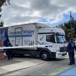 Ciężarówka uderzyła w bramę rosyjskiej ambasady w Dublinie