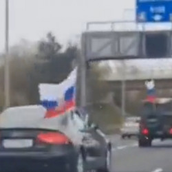 Samochody z rosyjskimi flagami i literami Z na irlandzkiej autostradzie