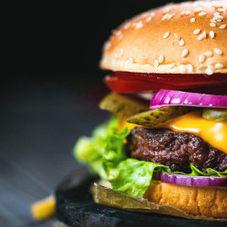 McDonald’s po raz pierwszy od 14 lat podnosi cenę Cheeseburgera