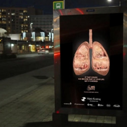 Wyjątkowy  billboard zwraca uwagę na profilaktykę nowotworów płuc