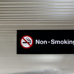 Polska do 2030, roku wprowadzi zakaz sprzedaży papierosów