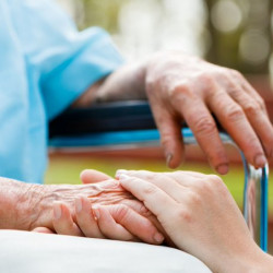 Niedobory opieki nad starszymi ludźmi sięgają 3 mln godzin rocznie