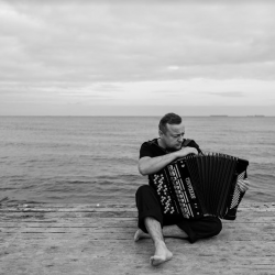 Czesław Mozil – fenomen polskiej sceny muzycznej wystąpi w Irlandi