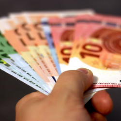 Średnie tygodniowe zarobki w Irlandii po raz pierwszy przekroczyły tysiąc euro