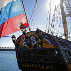 Rosyjski żaglowiec objęty sankcjami wpłynął bez pozwolenia do jednego z portów