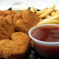 Nuggetsy z kurczaka i kiełbaski wyeliminowane ze szkolnych posiłków jako niezdrowe