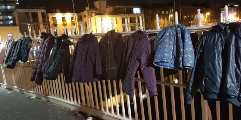 Dublińczycy wieszają kurtki na moście i pomagają bezdomnym