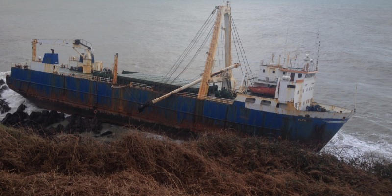 Wrak statku już od roku straszy u wybrzeży Irlandii