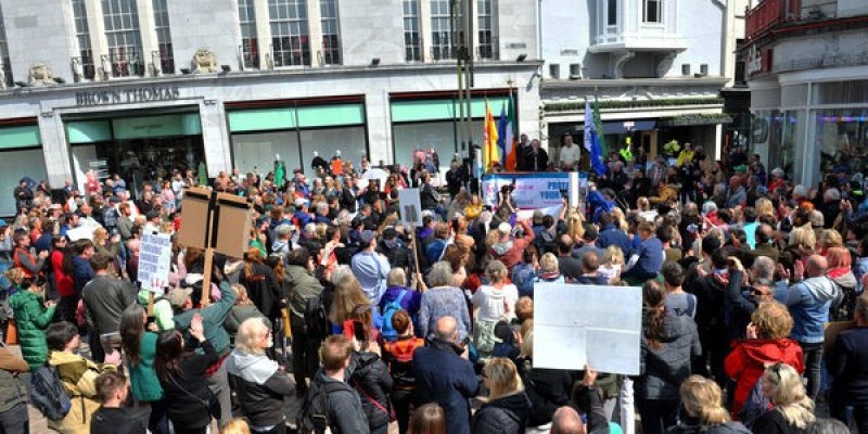 Protesty w Cork i Dublinie