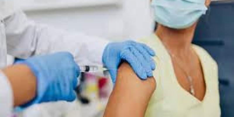 Wiele aptek w Irlandii Płn. zgłosiło chęć podawania szczepionki wzmacniającej