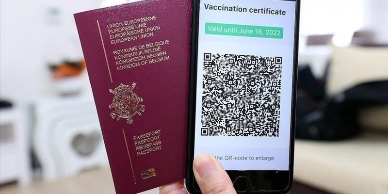 Paszporty covidowe będą ważne przez dziewięć miesięcy