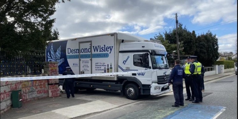 Ciężarówka uderzyła w bramę rosyjskiej ambasady w Dublinie