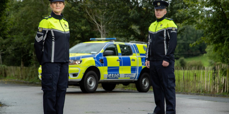Irlandzcy policjanci w mundurach nowego typu