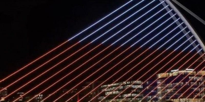 Irlandia uczciła polską niepodległość. Most Becketta podświetlony na biało-czerwono