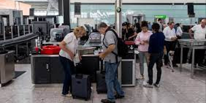 Nie trzeba już opróżniać na lotniskach bagażu podręcznego do kontroli
