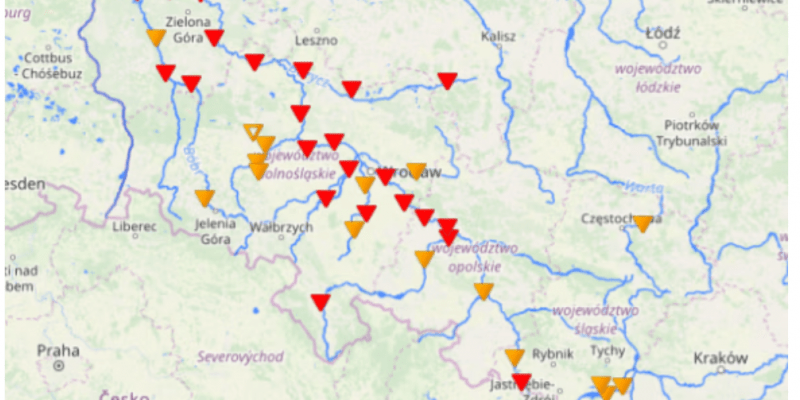 Fala powodziowa przepływa przez Odrę