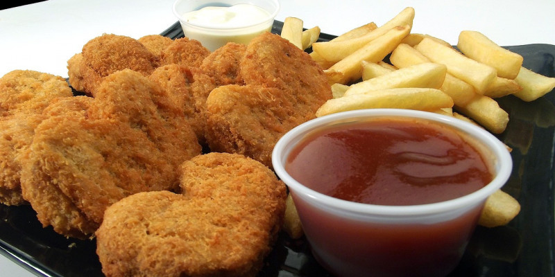 Nuggetsy z kurczaka i kiełbaski wyeliminowane ze szkolnych posiłków jako niezdrowe